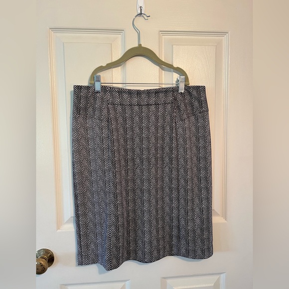 MICHAEL Michael Kors Black and White Zigzag Pencil Skirt - Picture 1 of 8